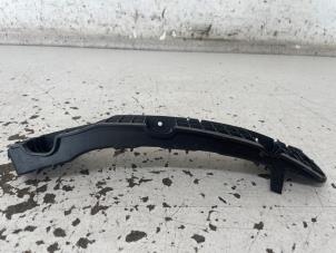 Usados Soporte de parachoques izquierda detrás Hyundai i10 1.0 12V Precio € 20,00 Norma de margen ofrecido por Het Viaduct