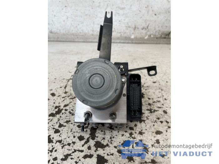 Usagé Bloc ABS Mercedes A (177.0) 1.3 A-180 Turbo 16V Prix € 120,00 Règlement à la marge proposé par Het Viaduct