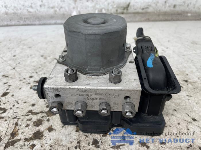 Begagnade ABS-pump Renault Twingo III (AH) 1.0 SCe 70 12V Pris € 70,00 Marginaltabell erbjuds av Het Viaduct