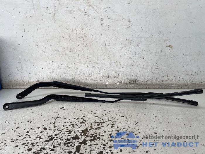 Gebrauchte Scheibenwischerarm-Set Renault Twingo III (AH) 1.0 SCe 70 12V Preis € 25,00 Margenregelung angeboten von Het Viaduct