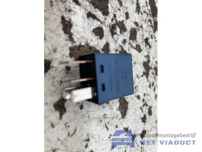 Begagnade Relä Mitsubishi Space Star (A0) 1.0 12V Pris € 10,00 Marginaltabell erbjuds av Het Viaduct