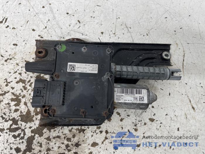 Usagé Moteur frein à main Opel Insignia Sports Tourer 2.0 CDTI 16V 160 Ecotec Prix € 100,00 Règlement à la marge proposé par Het Viaduct