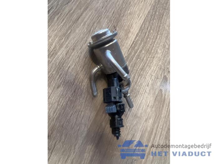 Usados Inyector Adblue BMW 1 serie (F40) 118d 2.0 16V Precio € 60,00 Norma de margen ofrecido por Het Viaduct