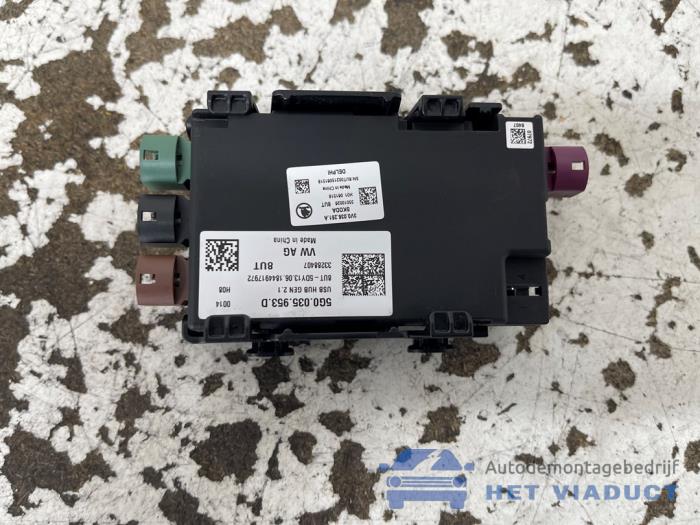 Używane Modul USB Skoda Superb Combi (3V5) 2.0 TDI 4x4 Cena € 20,00 Procedura marży oferowane przez Het Viaduct