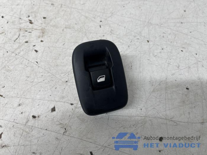 Usados Interruptor de ventanilla eléctrica Peugeot 2008 (CU) 1.5 BlueHDi 100 Precio € 10,00 Norma de margen ofrecido por Het Viaduct