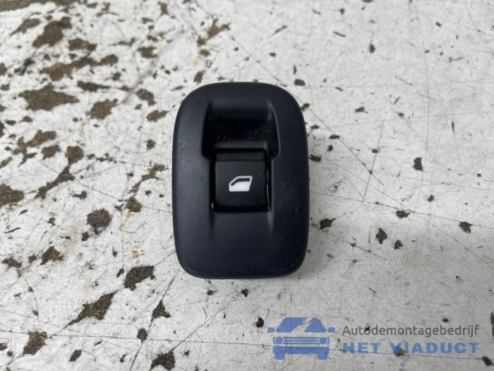 Usados Interruptor de ventanilla eléctrica Peugeot 2008 (CU) 1.5 BlueHDi 100 Precio € 10,00 Norma de margen ofrecido por Het Viaduct