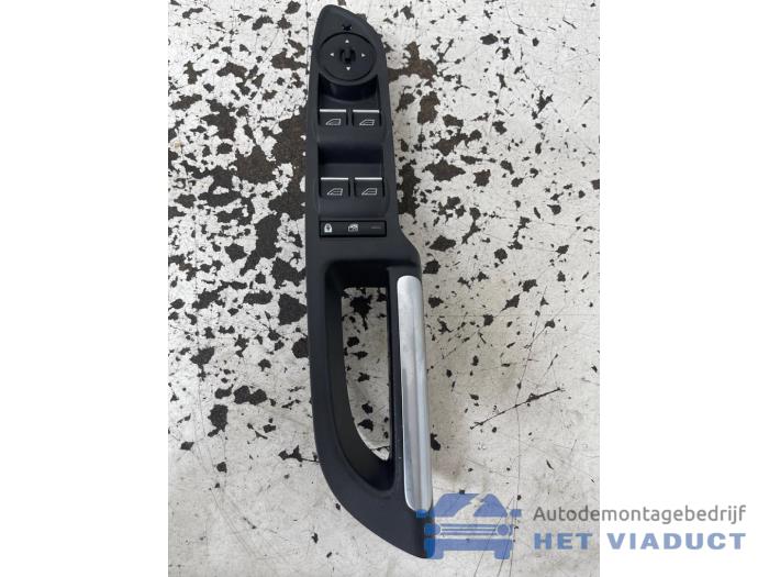 Usados Interruptor combinado de ventanillas Ford C-Max (DXA) 1.0 Ti-VCT EcoBoost 12V 125 Precio € 40,00 Norma de margen ofrecido por Het Viaduct