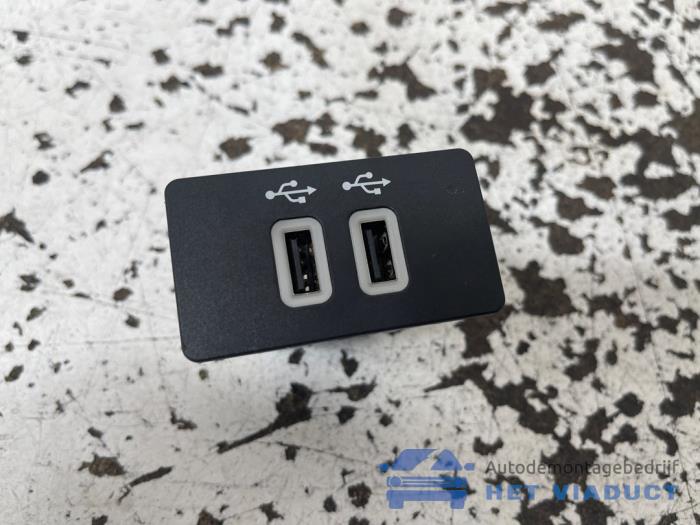 Używane Zlacze AUX/USB Ford C-Max (DXA) 1.0 Ti-VCT EcoBoost 12V 125 Cena € 20,00 Procedura marży oferowane przez Het Viaduct