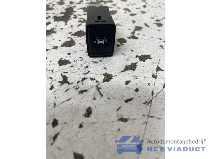 Usados Interruptor ESP Nissan Micra (K14) 1.0 IG-T 100 Precio € 10,00 Norma de margen ofrecido por Het Viaduct