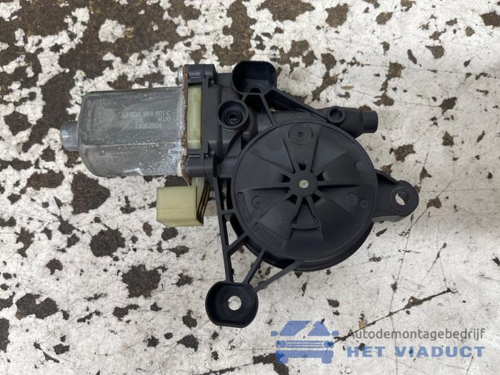 Usados Motor de ventanilla de puerta Cupra Leon Sportstourer (KLCF) 1.5 VZ e-Hybrid 16V Precio € 25,00 Norma de margen ofrecido por Het Viaduct