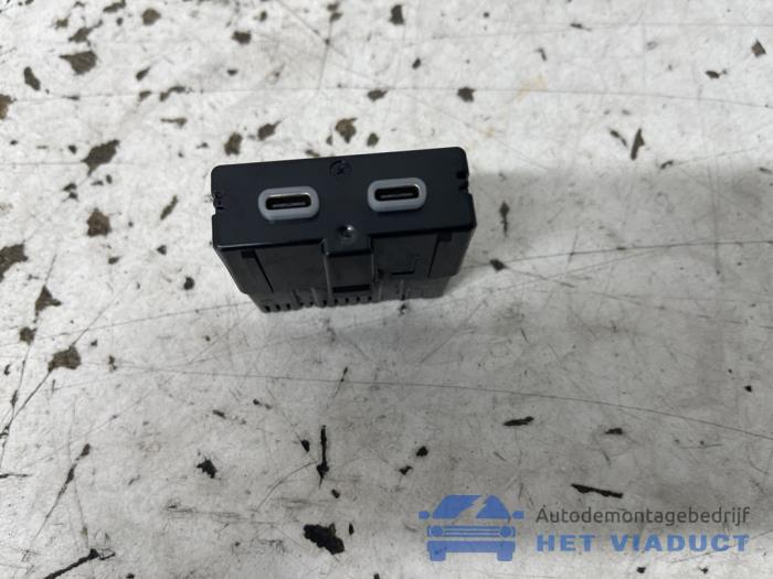 Używane Zlacze AUX/USB Cupra Leon Sportstourer (KLCF) 1.5 VZ e-Hybrid 16V Cena € 20,00 Procedura marży oferowane przez Het Viaduct