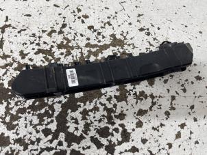 Usados Soporte de parachoques izquierda detrás Hyundai i10 1.0 12V Precio € 15,00 Norma de margen ofrecido por Het Viaduct