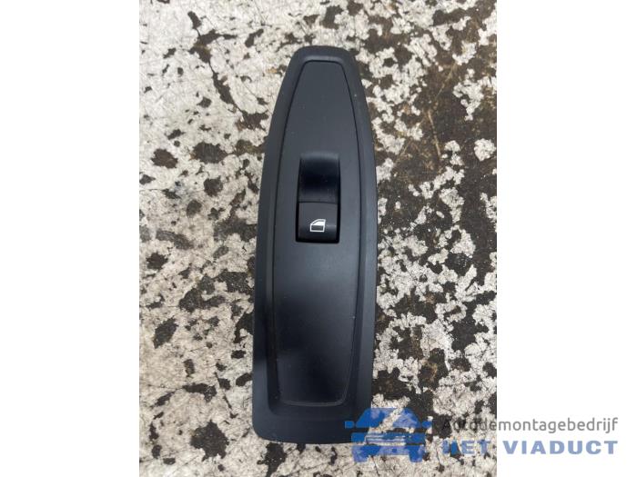 Usados Interruptor de ventanilla eléctrica BMW 1 serie (F21) 116d 1.6 16V Efficient Dynamics Precio € 25,00 Norma de margen ofrecido por Het Viaduct