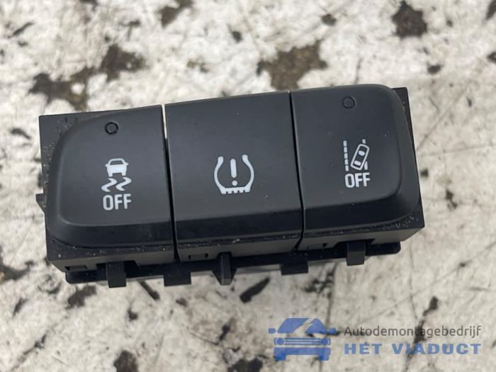 Używane Przelacznik ESP Opel Crossland (X) 1.2 Turbo 12V Cena € 20,00 Procedura marży oferowane przez Het Viaduct