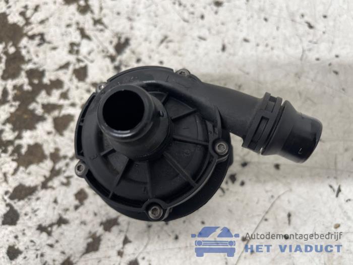 Begagnade Extra vattenpump BMW 3 serie (F30) 330i 2.0 16V Pris € 50,00 Marginaltabell erbjuds av Het Viaduct