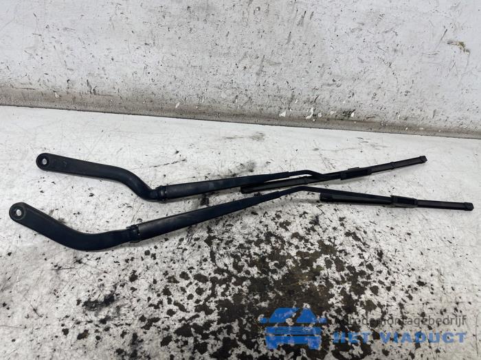 Gebrauchte Scheibenwischerarm-Set Renault Twingo III (AH) ZE R80 Preis € 30,00 Margenregelung angeboten von Het Viaduct
