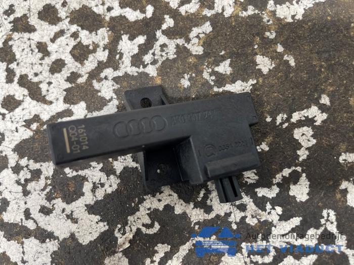 Używane Keyless Entry-Antena Audi A8 (D4) 4.2 TDI V8 32V Quattro Cena € 10,00 Procedura marży oferowane przez Het Viaduct