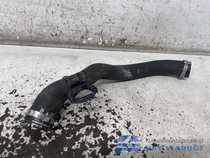 Usagé Tuyau intercooler Opel Astra L Sports Tourer (F4/FC/FN/FR) 1.2 Turbo 110 12V Prix € 25,00 Règlement à la marge proposé par Het Viaduct