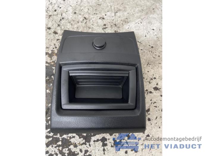 Używane Zlacze 12 volt BMW 1 serie (F21) 120d TwinPower Turbo 2.0 16V Cena € 40,00 Procedura marży oferowane przez Het Viaduct