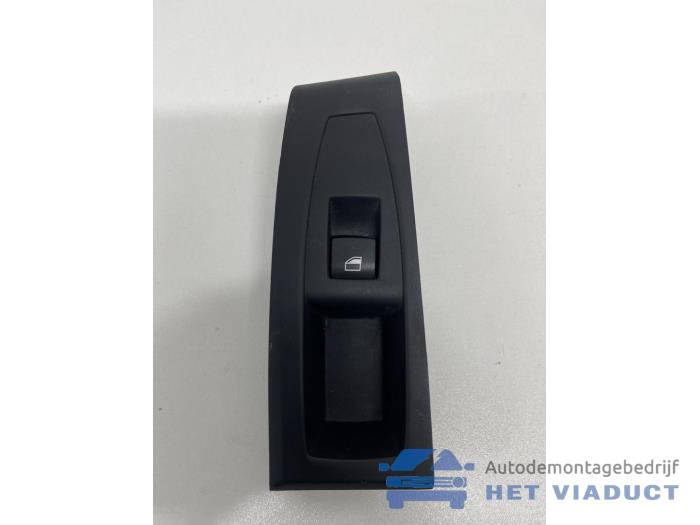 Usados Interruptor de ventanilla eléctrica BMW 2 serie Active Tourer (F45) 216d 1.5 TwinPower Turbo 12V Precio € 20,00 Norma de margen ofrecido por Het Viaduct