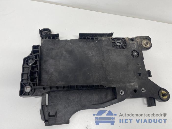 Begagnade Batterilåda BMW 2 serie Active Tourer (F45) 216d 1.5 TwinPower Turbo 12V Pris € 20,00 Marginaltabell erbjuds av Het Viaduct