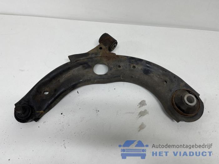 Gebrauchte Querlenker links vorne Mazda 2 (DJ/DL) 1.5 SkyActiv-G 90 Preis € 30,00 Margenregelung angeboten von Het Viaduct