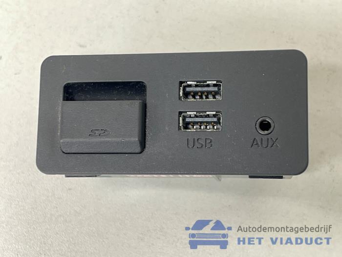 Używane Zlacze AUX/USB Mazda 2 (DJ/DL) 1.5 SkyActiv-G 90 Cena € 20,00 Procedura marży oferowane przez Het Viaduct
