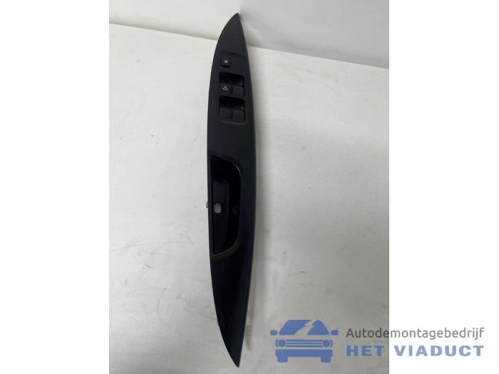 Usados Interruptor combinado de ventanillas Mitsubishi Space Star (A0) 1.2 12V Precio € 50,00 Norma de margen ofrecido por Het Viaduct