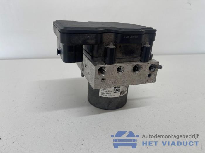 Używane Pompa ABS Opel Crossland (X) 1.2 Turbo 12V Cena € 200,00 Procedura marży oferowane przez Het Viaduct