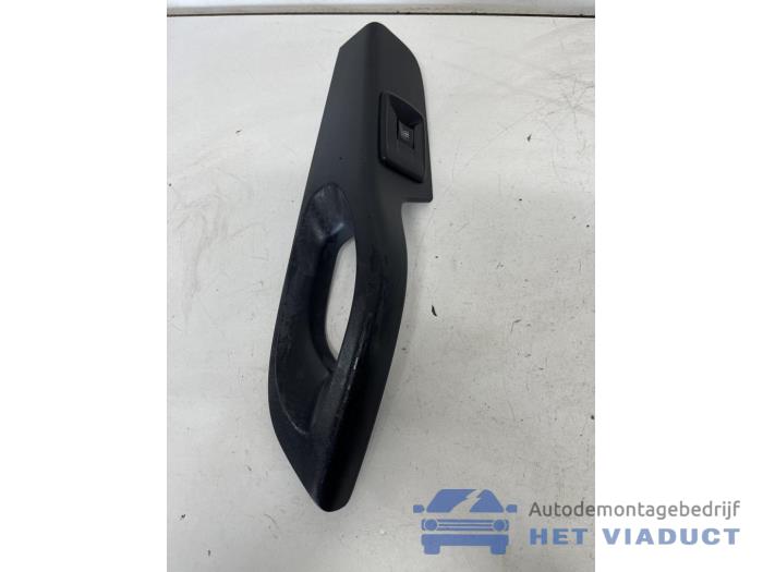 Usados Interruptor de ventanilla eléctrica Renault Trafic Passenger (1JL/2JL/3JL/4JL) 1.6 dCi 115 Precio € 15,00 Norma de margen ofrecido por Het Viaduct