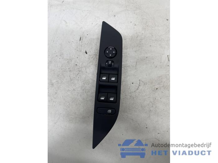 Usados Interruptor combinado de ventanillas Peugeot 208 II (UB/UH/UP) 1.2 Vti 12V PureTech 130 Precio € 40,00 Norma de margen ofrecido por Het Viaduct