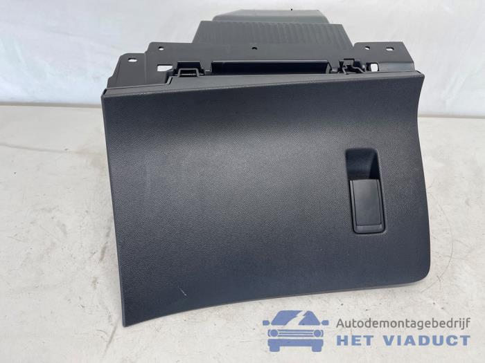 Begagnade Handskfack Peugeot 208 II (UB/UH/UP) 1.2 Vti 12V PureTech 130 Pris € 50,00 Marginaltabell erbjuds av Het Viaduct