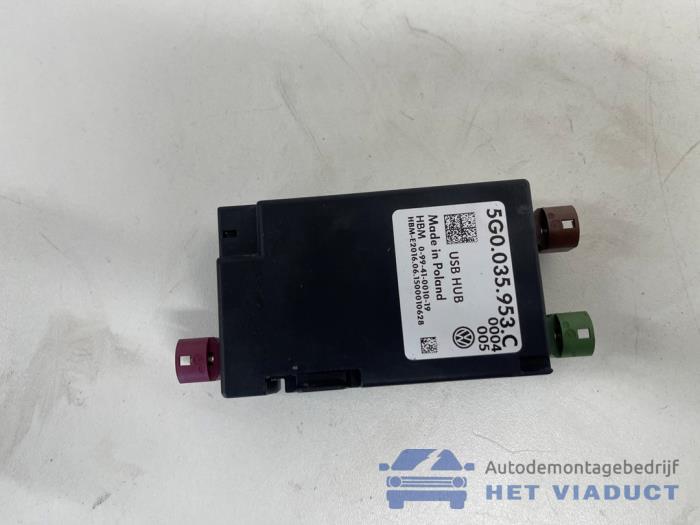 Używane Modul USB Volkswagen Golf VII Variant (AUVV) 1.6 TDI BlueMotion 16V Cena € 20,00 Procedura marży oferowane przez Het Viaduct