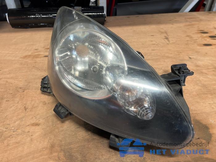 Używane Reflektor prawy Toyota Aygo (B10) 1.0 12V VVT-i Cena € 40,00 Procedura marży oferowane przez Het Viaduct