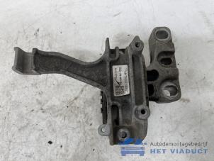 Engine mount from a Volkswagen Golf VII (AUA) 1.6 TDI BlueMotion 16V 2017