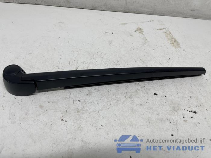 Rear wiper blade arm