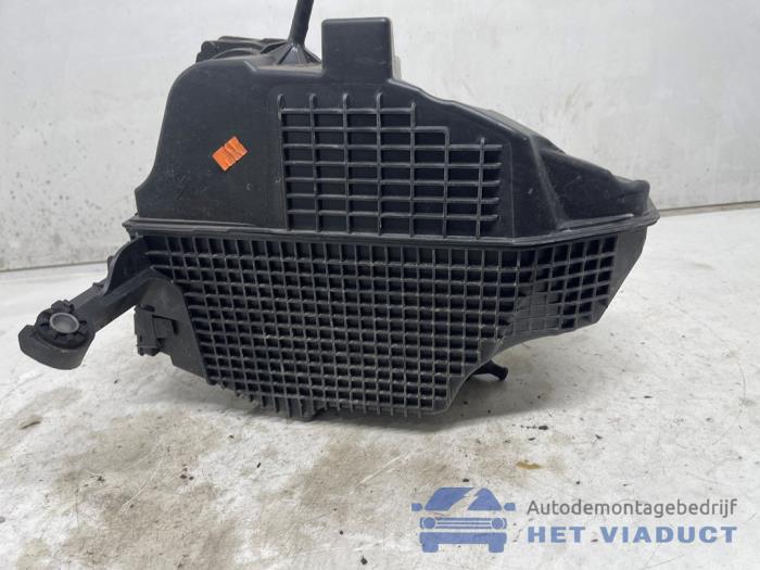 Begagnade Luftfilterhus Renault Captur I (2R) 0.9 Energy TCE 12V Pris € 30,00 Marginaltabell erbjuds av Het Viaduct