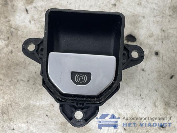 Używane Przelacznik hamulca postojowego Landrover Range Rover Evoque (LVJ/LVS) 2.2 eD4 16V 5-drs. Cena € 20,00 Procedura marży oferowane przez Het Viaduct