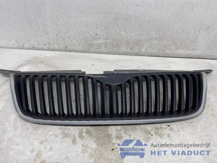 Używane Grill Skoda Yeti (5LAC) 1.2 TSI 16V Cena € 100,00 Procedura marży oferowane przez Het Viaduct