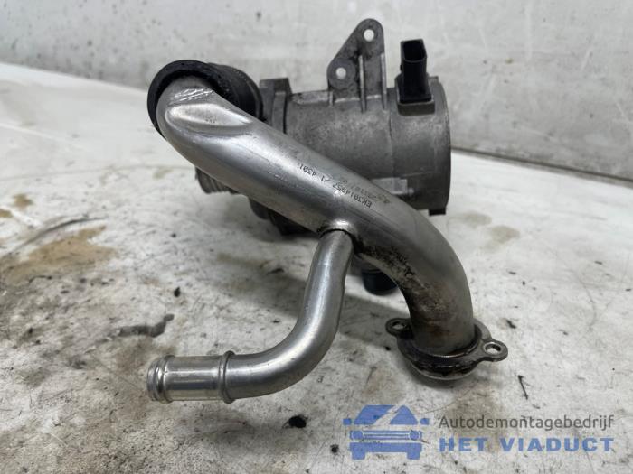 Usagé Pompe à eau BMW 3 serie (E93) 320i 16V Prix € 50,00 Règlement à la marge proposé par Het Viaduct