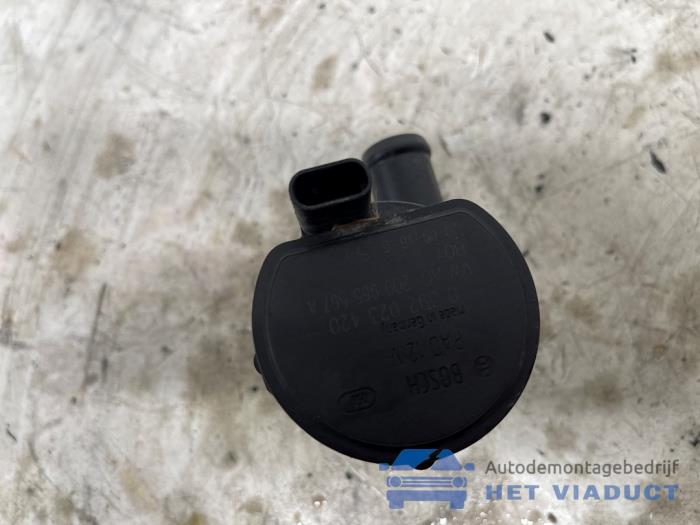 Begagnade Extra vattenpump Seat Leon (KLB) 2.0 TDI 16V Pris € 25,00 Marginaltabell erbjuds av Het Viaduct