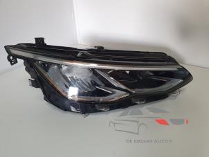 Used Headlight, right Volkswagen Golf VIII (CD1) 1.0 eTSI 12V Price € 200,00 Margin scheme offered by De Broers Auto's