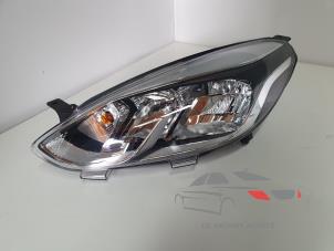 Używane Reflektor lewy Ford Fiesta 7 1.0 EcoBoost 12V 100 Cena € 220,00 Procedura marży oferowane przez De Broers Auto's