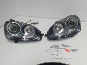Usagé Kit phares gauche + droite Volkswagen Golf V (1K1) 1.4 16V Prix € 300,00 Règlement à la marge proposé par De Broers Auto's