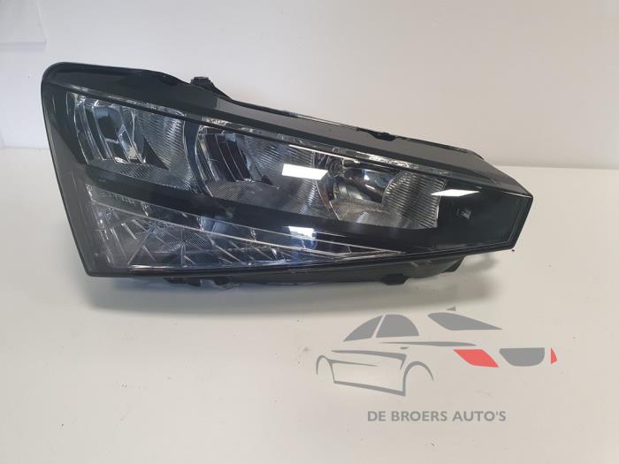Używane Reflektor prawy Skoda Scala 1.0 TSI 110 Cena € 380,00 Procedura marży oferowane przez De Broers Auto's