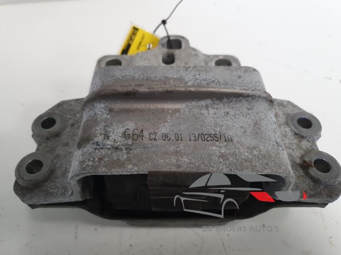 Engine mount from a Volkswagen Touran (1T3) 2.0 TDI 16V 140 2013