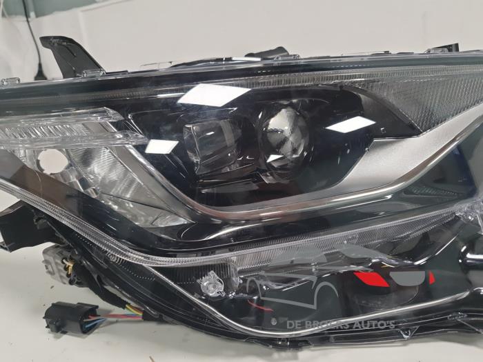 Scheinwerfer rechts van een Toyota Auris (E18) 1.8 16V Hybrid 2018