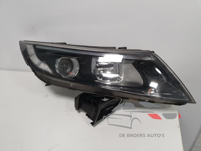 Używane Reflektor prawy Kia Optima Cena € 250,00 Procedura marży oferowane przez De Broers Auto's