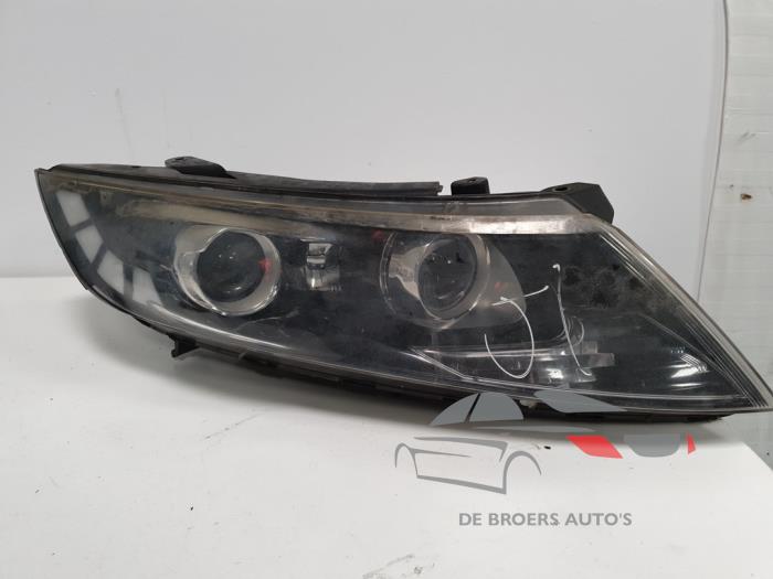 Używane Reflektor prawy Kia Optima Cena € 450,00 Procedura marży oferowane przez De Broers Auto's