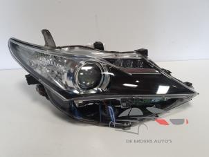 Używane Reflektor prawy Toyota Auris Touring Sports (E18) Cena € 440,00 Procedura marży oferowane przez De Broers Auto's